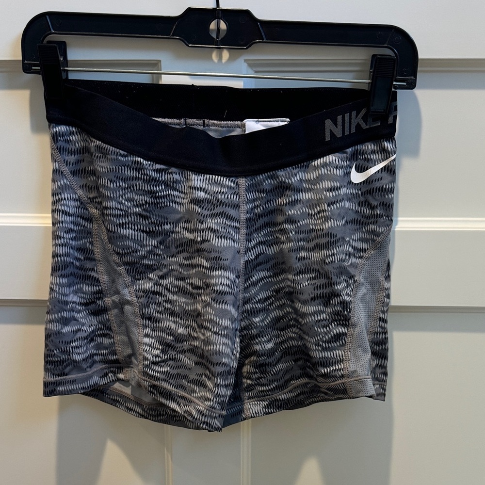 Nike Pros Flattering Women’s Black and Gray Patterned Athletic Shorts